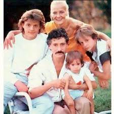 Alguien ya lo había estado diciendo en las redes sociales. La Compleja Y Dura Infancia De Sergio El Hermano Menor De Luis Miguel Que Decidio Alejarse De El Tv Y Espectaculo Biobiochile