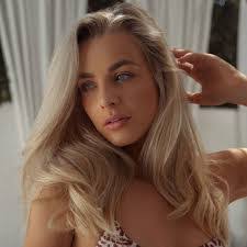 Elisa Becker's Instagram, Twitter & Facebook