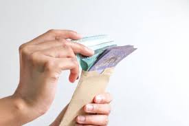 Suami telah cuai dan tidak membayar nafkah selama lebih tempoh tiga bulan 2.suami tidak menunaikan nafkah batin lebih dari satu tahun 3. Isteri Berhak Tuntut Nafkah Yang Tidak Diberi Suami