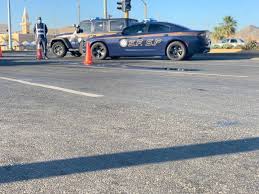 ضبطت القوات الخاصة للأمن البيئي سبعة مخالفين لنظام البيئة لقيامهم بنقل الرمال وتجريف التربة دون تصريح في محافظتي جدة والطائف. Ø§Ù„Ù‚ÙˆØ§Øª Ø§Ù„Ø®Ø§ØµØ© Ù„Ù„Ø£Ù…Ù† ÙˆØ§Ù„Ø­Ù…Ø§ÙŠØ© ØªØ¨Ø§Ø´Ø± Ù…Ù‡Ù…Ø§ØªÙ‡Ø§ Ù„ØªØ·Ø¨ÙŠÙ‚ Ù…Ù†Ø¹ Ø§Ù„ØªØ¬ÙˆÙ„ Ø£Ø®Ø¨Ø§Ø± Ø§Ù„Ø³Ø¹ÙˆØ¯ÙŠØ© ØµØ­ÙŠÙØ© Ø¹ÙƒØ§Ø¸