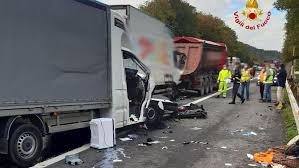 Autostrade per l'italia, dopo verifiche durate tutta la notte, conferma la transitabilità nella carreggiata opposta a quella crollata. Traffico 12 Chilometri Di Coda In A1