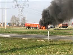 De brand in een aantal loodsen in dronten is onder controle. Transport Online Vrachtwagenbrand Langs De N305 In Dronten Foto Video