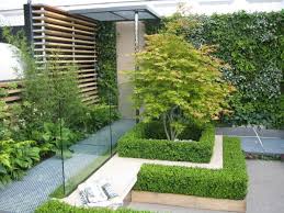 Green Walls Glass Steel And Architectural Styling Are Elements In The Contemporary Garden Garden Design Urban Garden Design Landscape Decor