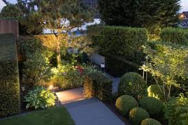 Zwei Fliegen Mit Einer Klappe Trittsicherheit Und Atmosphare Durch Das Richtige Lichtkonzept Im Garten Licht Im Garten Outdoor Dekorationen Licht