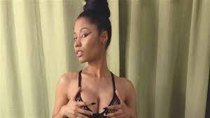 Wiki minaj is a collaborative encyclopedia designed to cover everything there is to know about rapper, singer, songwriter, model, and actress extraordinaire nicki minaj. Instagram Foto Barbie Rapperin Nicki Minaj Lasst Die Schminke Weg Video Welt