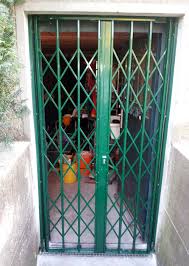 Ein rollgitter wickelt sich platzsparend in den kasten und die garagendecke bleibt frei. Scherengitter Ariba Sicherheitstechnik