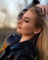 Model/Modelka: Melissa Orum Instagram: @melissaorum ___ Bydgoszcz; 13  września 2023 ___ #instagram #photo #photographer #portrait #viral  #naczasie #polskadziewczyna #poland #green #canon #eosrp #poland #krakow  #beautiful #model