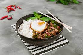 Phad kra praow (fairly spicy) (f). Moo Pad Kra Pao Scharfes Schweinefleisch Mit Thai Basilikum Und Zuckerschoten Eine Kleine Prise Anna