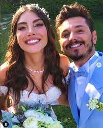 Oyuncu deniz baysal, geçtiğimiz yıl kolpa grubunun solisti barış yurtçu ile nikah masasına oturmuş, mutlu çiftin düğünleri uzun süre konuşulmuştu. Deniz Baysal Ve Baris Yurtcu Mutlulugun Sirrini Acikladi Evlilik Bize Yaradi