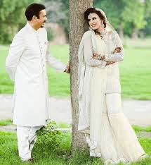 Madiha naqvi, the very famous host of ary morning show, tied a knot with mqm leader faisal sabzwari. Madeha Naqvi Biography Age Husband Family Wiki Pics Showbiz Hut