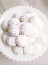 Biscuits Boule De Neige Aux Amandes Ricardo Recipe Snowball Cookie Recipe Cookie Recipes Classic Christmas Cookie Recipe