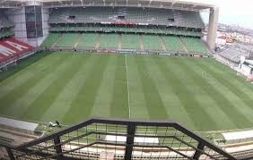 O time entrou em campo com uma camisa azul e três listras brancas horizontais, sem escudo e sem nome. America Mg Emite Nota Sobre Norma Da Conmebol Que Esconde Escudos Lance