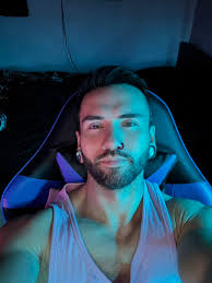 Gamer seeking female player two in Phoenix