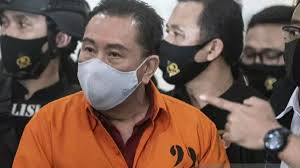 Terdakwa juga menyarankan kepada djoko soegiarto tjandra agar djoko soegiarto tjandra harus kembali dulu ke indonesia dan ditahan oleh kejaksaan, lalu terdakwa akan mengurus masalah hukumnya, ujar jaksa. Hattrick Djoko Tjandra