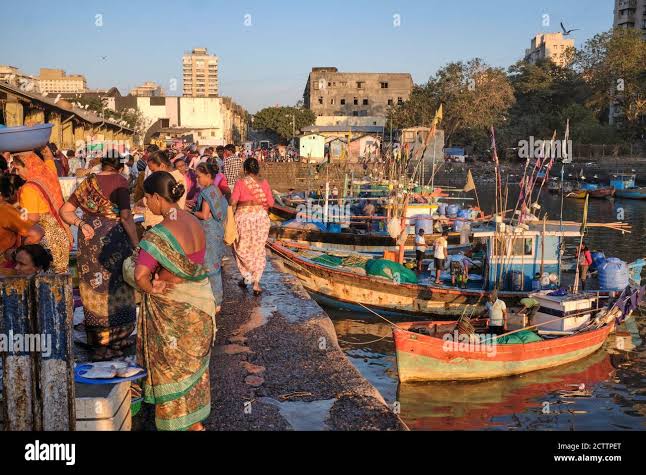 Fishing boats in mumbai hi-res stock photography and images - Alamy