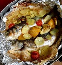 Accendete intanto il forno a 180°c e fatelo scaldare bene. Spigola Al Cartoccio Con Patate Ricette Di Cucina Con Me Graziella Pesce