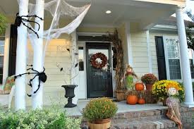 Halloween Bilder 35 Ideen Um Die Tur Zu Dekorieren Bilder Dekorieren Halloween Ideen Vorgarten Dekorieren Halloween Veranda Halloween Turdekoration