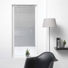 Choisissez selon la fonction de votre pièce et le style de votre maison. Store Venitien A Lamelles 60x130 Cm Aluminium Argent Store Rideau Et Voilage Linge De Maison Gifi