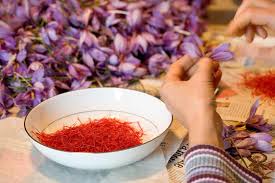 A wreath (/ r iː θ /) is an assortment of flowers, leaves, fruits, twigs, or various materials that is constructed to form a ring. 5 Manfaat Saffron Rempah Berwarna Merah Yang Pernah Populer