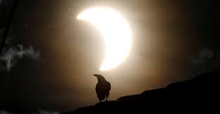 Zatmění slunce je astronomický jev, který nastane, když měsíc vstoupí mezi zemi a slunce, takže jej částečně nebo zcela zakryje. Zatmeni Slunce 2021 Kdy Sledovat Kosmickou Podivanou Reflex Cz