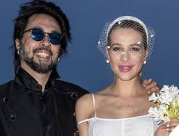 D'altronde in soli 5 anni di relazione, la coppia aveva bruciato le tappe: Francesco Sarcina Matrimonio Rock A Falconara Con Clizia Incorvaia Mondoreality
