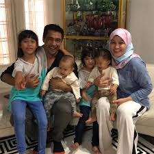 Şeyh muszaphar shukor al masrie bin şeyh mustapha (27 temmuz 1972 doğumlu) malezyalı bir ortopedi cerrah ve ilk malezyalı astronot. Selepas 8 Tahun Bernikah Dr Sheikh Muszaphar Dedah Mengapa Dr Harlina Jadi Pilihannya Sweet Lobak Merah