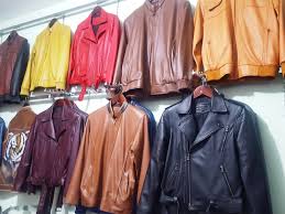 Pertama, bersihkan wajah dengan air. Cara Menghilangkan Cat Jaket Kulit 1001 Cara Mengupas