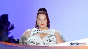 Dengan mudahnya aku bisa menikmati mereka kapan saja, dimana saja. Model Gemuk Dengan Bb 137 Kg Tampil Di Catwalk New York Fashion Week 2019