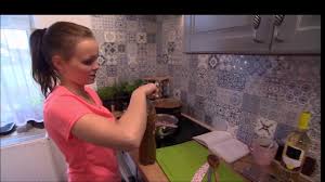 Je každodenní návštěvou vašich domovů, přehlídkou tanců kolem plotny, lákavou ochutnávkou, ale i sondou odolnosti zúčastněných. Prostreno Porad