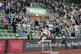 On july 1, 2021, karsten warholm set a new world record in the 400m hurdles, by focusing on the ten hurdles and one full lap of the track at the oslo bislett games. Norway S Warholm Breaks 400 Metres Hurdles World Record Article China Daily