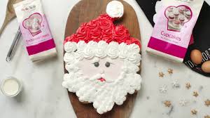 Retrouvez la recette de l'arbre de noel façon number cake avec la recette de la ganache montée chocolat vanille et bisuit sablé de cyril lignac. Recette Du Gateau De Cupcakes Pere Noel Youtube
