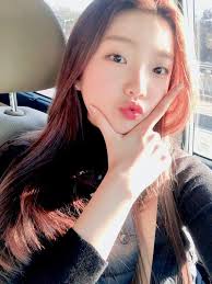 Park Soeun <박소은> Profile: Birth Name: Park Soeun English Name: Sophie Date  of Birth: October 26, 2002 Rumored Position: Lead Vocal Motto: "Let's not  live locked up!" Facts: