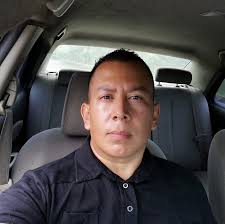 El vehículo rojo frena por el perro… y el de la moto choca al vehículo rojo  ! Es prudente frenar asi por algún animal ? El de la moto iba distraído no