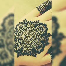 One of the popular designs in gol tikka mehndi designs is the one that forms the pattern of a flower. Mehndi Design Gol Tikki Simple Mehndi Design