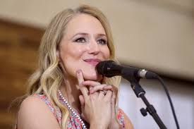 Grt jewellers is one of the india's foremost jewellery store having an exquisite collection of jewellery in gold, diamond, platinum and silver created by the finest artisans of india. Jewel To Perform Free Concert In Support Of Las Vegas Youth Foundation Las Vegas Review Journal