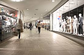 Sandvika storsenter er et av norges største kjøpesenter med nesten 200 butikker, spisesteder og helsetjenester, 15 minutter fra oslo. Lyse Gulvfliser I Kjopesenter Fagflis