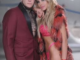 Claudio caniggia le pidió a sus hijos que abandonen el faena, comenzó el mensaje informativo del conductor quien luego añadió: Charlotte Y Alex Caniggia Consiguieron Trabajo Mendovoz