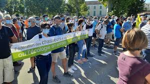 Annonces de collection > objets de collection > autocollants et écussons > divers. Retour En Image Sur La Manifestation De Crest Contre Le Re Ensauvagement De L Aspas Le Chasseur Francais