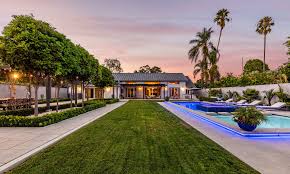 Apartments in toluca lake, ca. Modern Family Star Julie Bowen Buys Meghan Trainor S Toluca Lake Estate For 6 Million The Hollywood Reporter
