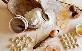 De harina, 1 cucharada de aceite de oliva, 2 huevos, una pizca de sal y 60 ml. Taller De Pastas Clases De Cocina Cocinando Pasta Pasta Fresca Foodie And Traveler