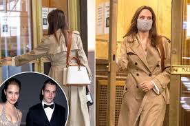 He achieved early success for his portrayal of simon sick boy williamson in the dark comedy drama. Angelina Jolie Seen Leaving Ex Husband Jonny Lee Miller S Brooklyn Apartment