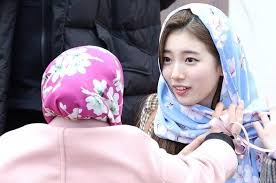 People Are Loving Suzy S Reaction To Being Gifted A Hijab By A Muslim Fan Kpop Girls Bae Suzy Suzy