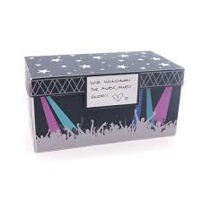 Ob als braut und bräutigam, schlicht, elegant oder mit einem fächer versehen, hier findest du jede menge anregungen hier findest du einige ideen wie du geschenke originell verpacken kannst: Diy Gutschein Fur Konzertkarten Basteln Mini Presents Blog Konzertkarten Papiergeschenke Konzertkarte Geschenk