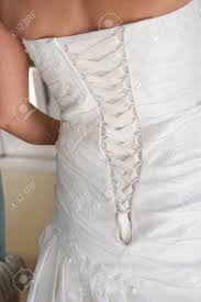 Hier findet ihr tolle empfehlungen für hochzeitskleid korsett outfits. Zuruck Von Einer Braut Hochzeitskleid Zeigt Nahaufnahme Detail Der Korsett Schnurung Lizenzfreie Fotos Bilder Und Stock Fotografie Image 39436205
