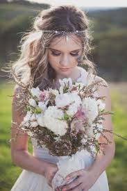 The first of these hairstyles with a bridal headband is a romantic hairstyle, perfect for an indoor or outdoor ceremony. 30 Amazing Wedding Hairstyles With Headpiece Deer Pearl Flowers
