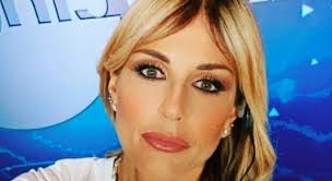 Arianna David, ex Miss Italia, a Domenica Live: «Mazzate dal mio ex e mi ha  puntato una pistola alla testa»