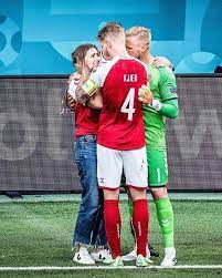 Christian eriksen bricht auf dem platz zusammen und bleibt regungslos liegen. V8vimihguboham