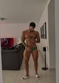 Angel Vinitska salope nue - on all fours with a toy in her ass - uncensored