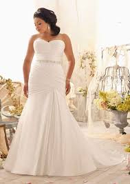 Un abito eccezionale per una sposa protagonista assoluta del suo matrimonio: Abiti Da Sposa Per Donne Formose