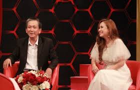 Mc thanh bạch (đeo kính) mặc bảnh bao dự hôn lễ của đàn em. Báº¡n Muá»'n Háº¹n Ho